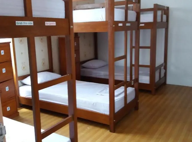 Bookit Backpacker Hostal *