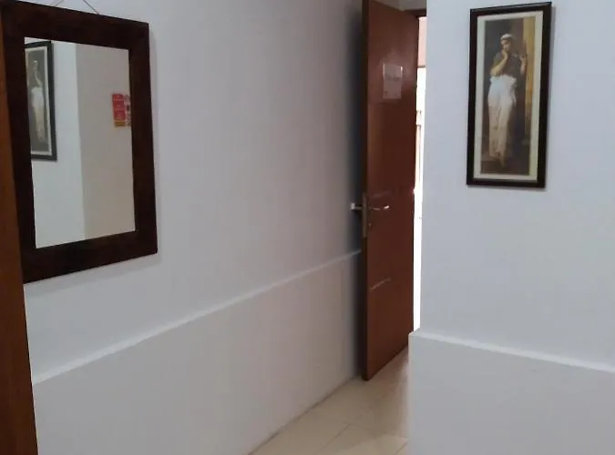 Bookit Backpacker Hostal *